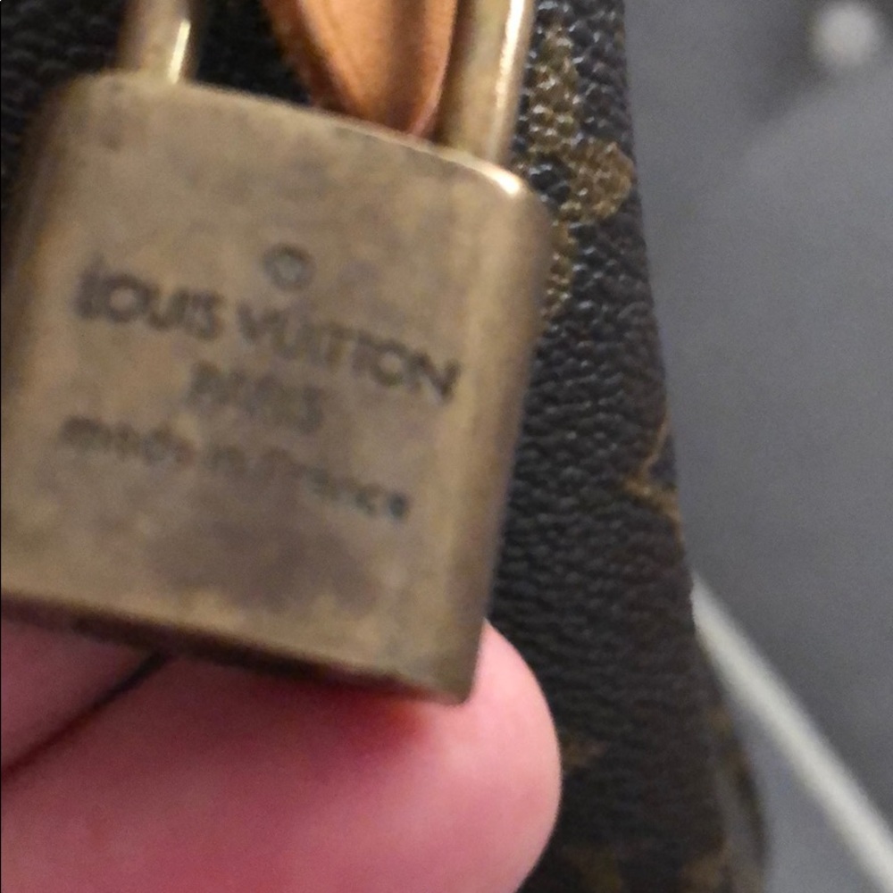 Authentic Louis Vuitton Carry All. 14x15. - Picture 5 of 8